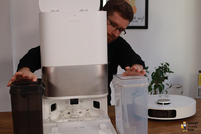 Die Ultra Station des Dreame L10s Pro Heat wird in den Händen gehalten.
